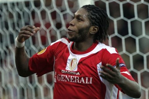 Standard Liege's Dieumerci Mbokani celebrates after scoring a goal during their Europa League last 16, second leg soccer match against Panathinaikos at the Maurice Dufrasne stadium in Liege, March 18, 2010.  REUTERS/Sebastien Pirlet    (BELGIUM - Tags: SPORT SOCCER)