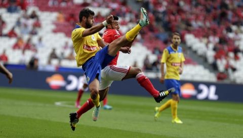 Benfica's Eduardo Salvio, from Argentina, tussles for the ball with Arouca's David Simao, foreground, during a Portuguese league soccer match between Benfica and Arouca at Benfica's Luz stadium in Lisbon, Sunday, Oct. 5, 2014. (AP Photo/Francisco Seco)