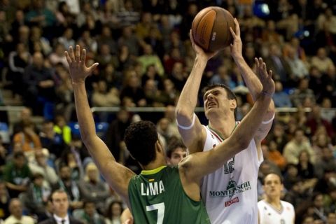Unicaja's Brazilian forward Augusto Cesar Lima (L) vies with Montepaschi Siena's Lithuanian center Ksistof Lavrinovic (R) during the Euroleague basketball match Unicaja vs Montepaschi Siena on February 2, 2012 at the J.M. Martin Carpena sports hall in Malaga. AFP PHOTO / JORGE GUERRERO (Photo credit should read Jorge Guerrero/AFP/Getty Images)