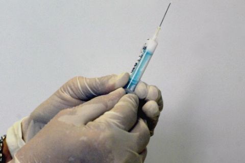 Στο νοσοκομείο Τρικάλων ξεκίνησαν το μεσημέρι της Δευτέρας (16/11/09) οι εμβολιασμοί κατά της νέας γρίππης. Τα πρώτα εμβόλια έγιναν σε γιατρούς και νοσηλευτικό προσωπικό του ιδρύματος. (EUROKINISSI / ΘΑΝΑΣΗΣ ΚΑΛΛΙΑΡΑΣ)