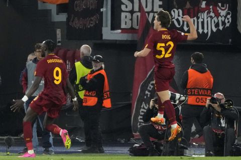 Ο Εντοάρντο Μπόβε της Ρόμα πανηγυρίζει γκολ που σημείωσε κόντρα στη Λεβερκούζεν για τα ημιτελικά του Europa League 2022-2023 στο "Ολίμπικο", Ρώμη | Πέμπτη 11 Μαΐου 2023
