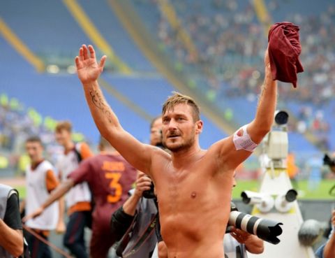 ROME, ITALY - SEPTEMBER 11: AS Roma player Francesco Totti celebrates after scoring the team's third goal from penalty spot during the Serie A match between AS Roma and UC Sampdoria at Stadio Olimpico on September 11, 2016 in Rome, Italy. (Photo by Luciano Rossi/AS Roma via Getty Images)