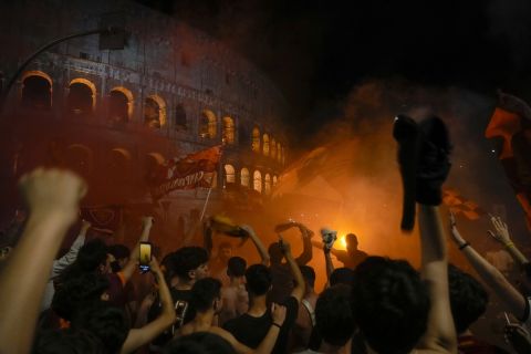 Οι φίλοι της Ρόμα πανηγυρίζουν μπροστά από το Κολοσσαίο την κατάκτηση του Europa Conference League 