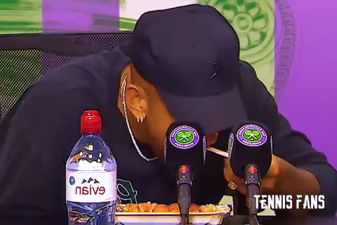 Ο Νικ Κύργιος τρώει κατά τη διάρκεια της συνέντευξης Τύπου