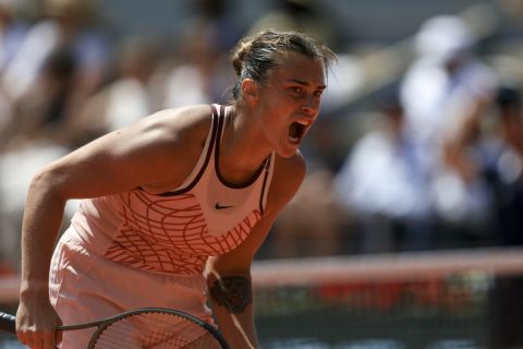 Η Αρίνα Σαμπαλένκα πανηγυρίζει τη νίκη της κόντρα στην Ελίνα Σβιτόλινα στο Roland Garros.