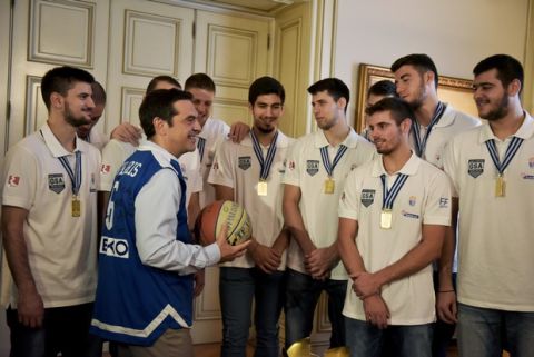 Ο Πρωθυπουργός Αλέξης Τίπρας δέχθηκε σήμερα στο Μέγαρο Μαξίμου την Εθνική Ομάδα νέων ανδρών μπάσκετ,προκειμένου να τους συγχαρεί για την κατάκτηση του κυπέλλου στο Ευρωπαϊκό Πρωτάθλημα μπασκετ,Τρίτη 25 Ιουλίου 2017 (EUROKINISSI/ΤΑΤΙΑΝΑ ΜΠΟΛΑΡΗ)