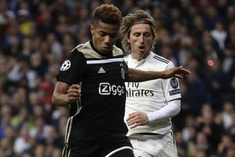 Ajax's David Neres scores his side's 2nd goal during the Champions League soccer match between Real Madrid and Ajax at the Santiago Bernabeu stadium in Madrid, Spain, Tuesday, March 5, 2019. (AP Photo/Manu Fernandez)