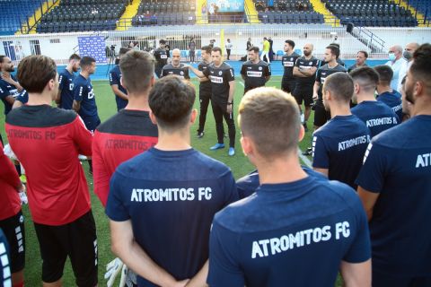 Ο Λόπεθ και οι παίκτες του Ατρόμητου στη διάρκεια του αγιασμού και της πρώτης προπόνησης για τη σεζόν 2021-22 | 5 Ιουλίου 2021