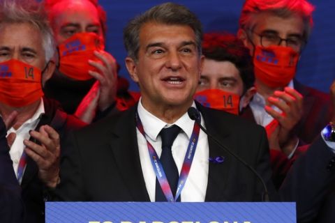 Ο Τζοάν Λαπόρτα μετά τη νίκη στις εκλογές της Μπαρτσελόνα