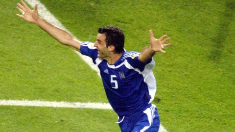 epa000224672 Greek player Traianos Dellas celebrates after scoring the Silver Goal during the EURO 2004 semi final match between Greece and the Czech Republic at the Dragao stadium in Porto on Thursday, 01 July 2004.  EPA/ANTONIO SIMOES NO MOBILE PHONE APPLICATIONS