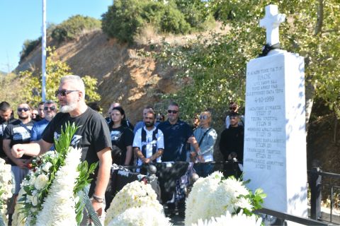 Μνημόσυνο για τους φιλάθλους του ΠΑΟΚ που έχασαν τη ζωή τους στα Τέμπη