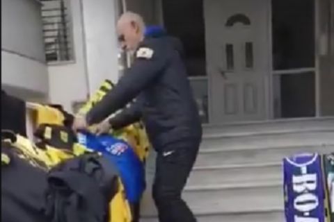 Ο Νίκος Κορομηλάς αφήνει μια φανέλα της ΑΕΚ στο σημείο που δολοφονήθηκε ο Άλκης