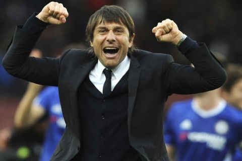 Chelsea manager Antonio Conte celebrates after Chelsea beat Stoke City 2-1 during the English Premier League soccer match between Stoke City and Chelsea at the Britannia Stadium, Stoke on Trent, England, Saturday, March 18, 2017. (AP Photo/Rui Vieira)