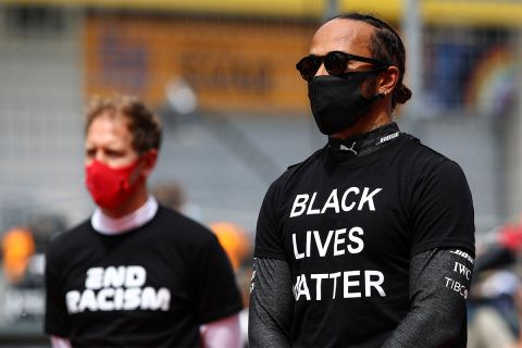 Ο Λούις Χάμιλτον και ο Σεμπάστιαν Φέτελ με μπλούζες Black Lives Matter