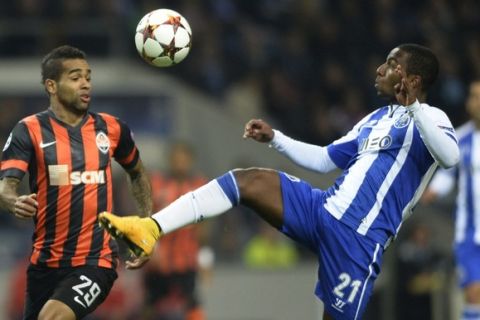Shakhtar Donetsk's Brazilian midfielder Alex Teixeira (L) vies with Porto's forward Ricardo Pereira during the UEFA Champions League Group H football match FC Porto vs FC Shakhtar Donetsk at the Dragao stadium in Porto on December 10, 2014.     AFP PHOTO/ MIGUEL RIOPA        (Photo credit should read MIGUEL RIOPA/AFP/Getty Images)