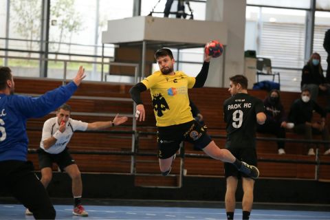 Στιγμιότυπο από την αναμέτρηση της ΑΕΚ με τον ΠΑΟΚ για τη Handball Premier