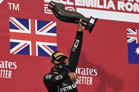 Ο οδηγός της Mercedes, Λούις Χάμιλτον πανηγυρίζει την νίκη του στην Εμίλια Ρομάνια την 1η Νοεμβρίου του 2020.