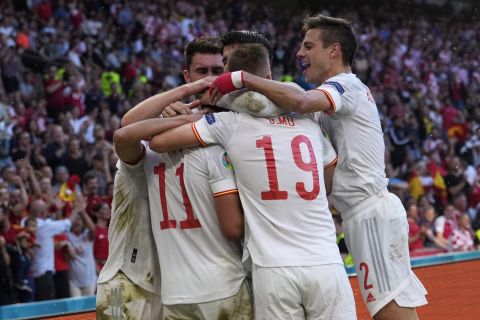 ;Οι παίκτες της Ισπανίας πανηγυρίζουν γκολ που σημείωσαν κόντρα στην Κροατία