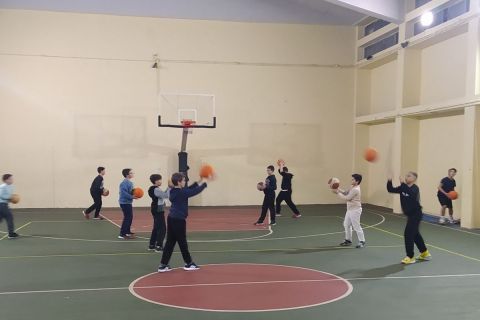 Παιδιά μεταναστών και του ορφανοτροφείου "Ο καλός Ποιμήν" παίζουν μπάσκετ
