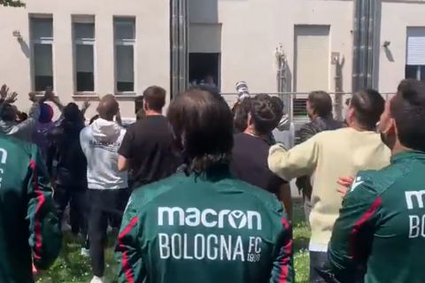 Οι παίκτες της Μπολόνια χειροκροτούν τον Μιχαΐλοβιτς κάτω από το νοσοκομείο όπου νοσηλεύεται 