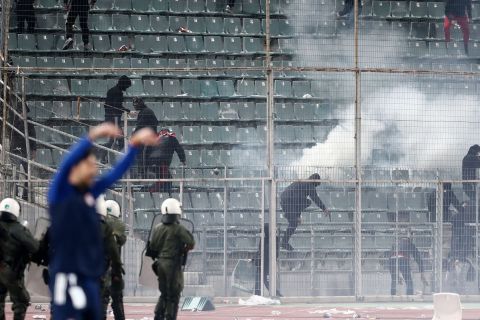 Βόλος - Ολυμπιακός: Διακοπή μίας ώρας στο 90+5' λόγω επεισοδίων μεταξύ οπαδών στο πέταλο και της Αστυνομίας