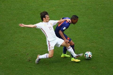 SALVADOR, BRAZIL - JUNE 13:  David Silva of Spain challenges Jonathan de Guzman of the Netherlands in the first half during the 2014 FIFA World Cup Brazil Group B match between Spain and Netherlands at Arena Fonte Nova on June 13, 2014 in Salvador, Brazil.  (Photo by Jeff Gross/Getty Images)