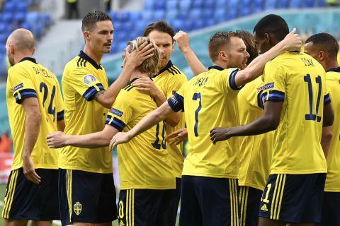 Παίκτες της Σουηδίας πανηγυρίζουν γκολ που σημείωσαν κόντρα στην Πολωνία για τη φάση των ομίλων του Euro 2020 στην "Γκάζπρομ Αρένα", Αγία Πετρούπολη | Τετάρτη 23 Ιουνίου 2021