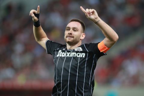 Ο Αντρίγια Ζίβκοβιτς πανηγυρίζει το γκολ του στο Γ. Καραϊσκάκης