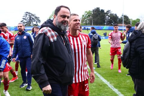 Ο Βαγγέλης Μαρινάκης πανηγυρίζει με τους παίκτες του Ολυμπιακού Κ19 την πρόκριση στον τελικό του Youth League 2023-2024, Νιόν | Παρασκευή 19 Απριλίου 2024