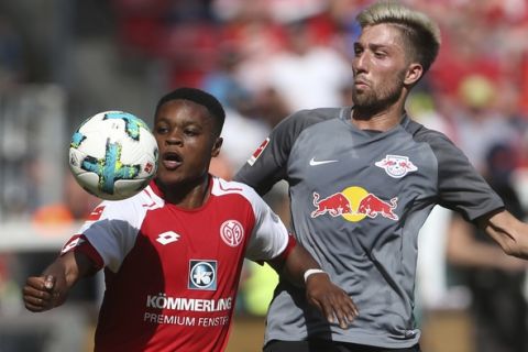 Mainz' Ridle Baku, left, challenges for the ball with Leipzig's Kevin Kampl during the German Bundesliga soccer match between FSV Mainz 05 and RB Leipzig, in Mainz, Germany, Sunday, April 29, 2018. (Thomas Frey/dpa via AP)