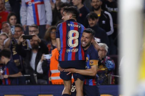 Ο Τζόρντι Άλμπα της Μπαρτσελόνα πανηγυρίζει με τον Πέδρι γκολ που σημείωσε κόντρα στην Οσασούνα για τη La Liga 2022-2023 στο "Καμπ Νόου", Βαρκελώνη | Τρίτη 2 Μαΐου 2023