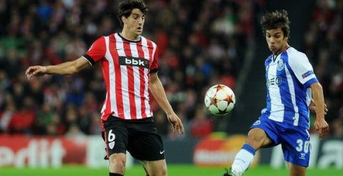 Porto's Spanish midfielder Oliver Torres (R) vies with Athletic Bilbao's defender Mikel San Jose (L) during the UEFA Champions League football match Athletic Club Bilbao vs FC Porto at the San Mames stadium in Bilbao on November 5, 2014.  AFP PHOTO / RAFA RIVAS        (Photo credit should read RAFA RIVAS/AFP/Getty Images)