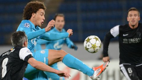 Zenit St Petersburg Axel Witsel (C) controls the ball in front of Malaga's Jeremy Toulalan (L) during an UEFA Champions League  group C football match in St. Petersburg on November 21, 2012.  AFP PHOTO / KIRILL KUDRYAVTSEV        (Photo credit should read KIRILL KUDRYAVTSEV/AFP/Getty Images)