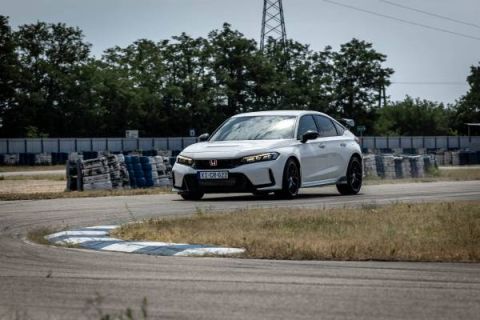 Ο Φερστάπεν “ξεζουμίζει” το νέο Honda Civic Type-R στην πίστα