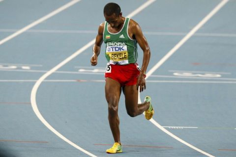 Kenenisa Bekele of Ethiopia leaves the track after pulling out of the men's 10,000 metres final at the IAAF World Championships in Daegu August 28, 2011.   REUTERS/David Gray (SOUTH KOREA  - Tags: SPORT ATHLETICS)  