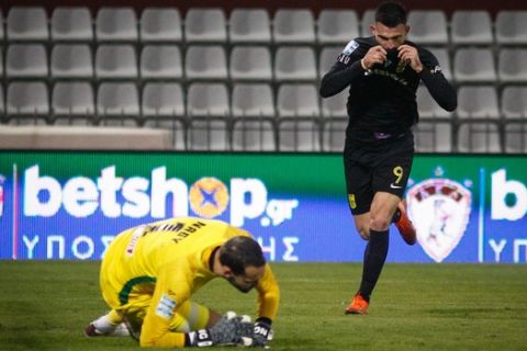 Ο Δημήτρης Μάνος πανηγυρίζει το γκολ του με τη φανέλα του Άρη κόντρα στην ΑΕΛ στο Αλκαζάρ για την Super League