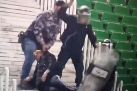 Σοκαριστικό ξύλο αστυνομικών σε οπαδό στην Αλγερία (VIDEO)