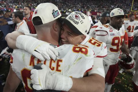 Ο Γιώργος Καρλαύτης πανηγυρίζει με τον Κέλτσε για τη νίκη των Chiefs στο Super Bowl