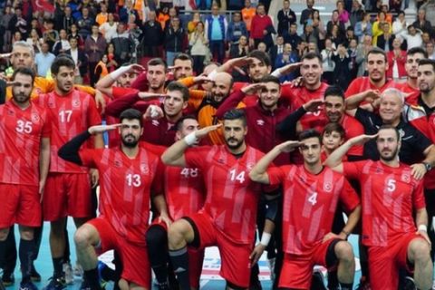 Τούρκοι παίκτες της ΑΕΚ και του Ολυμπιακού χαιρετούν στρατιωτικά