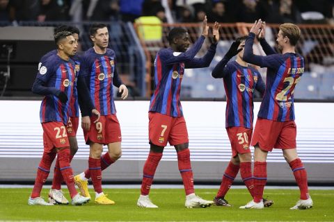 Οι παίκτες της Μπαρτσελόνα πανηγυρίζουν γκολ που σημείωσαν κόντρα στην Μπέτις για τα ημιτελικά του Supercopa 2022 στο "Κινγκ Φαρντ", Ριάντ | Πέμπτη 12 Ιανουαρίου 2023