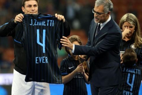 Javier Zanetti saluta il pubblico durante la cerimonia con cui è stata ritirata la maglia numero 4 dell'Inter questa sera allo stadio Giuseppe Meazza di Milano dopo  la partita amichevole "Zanetti and friends match for Expo", 4 maggio 2015. 
ANSA / MATTEO BAZZI