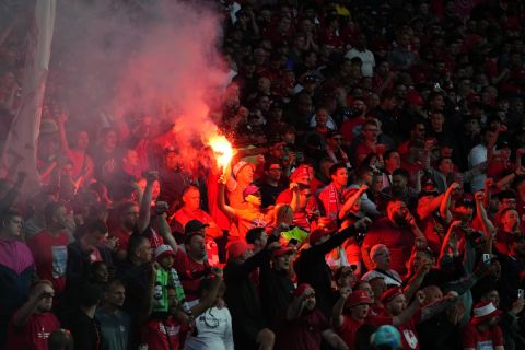 Οπαδοί της Λίβερπουλ στις εξέδρες του Σταντ ντε Φρανς κατά τη διάρκεια του τελικού του Champions League με την Ρεάλ | 9 Ιουνίου 2022