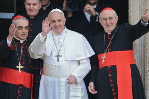 Newly elected Pope Francis, Cardinal Jorge Mario Bergoglio of Argentina waves from the steps of the Santa Maria Maggiore Basilica in Rome, March 14, 2013.  At left is Cardinal Santos Abril of Spain and Cardinal Agostino Vallini, Vicar General of Rome at right.   REUTERS/Alessandro Bianchi (ITALY  - Tags: RELIGION POLITICS)  