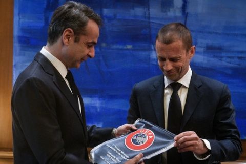 Έπεσαν οι υπογραφές στο μνημόνιο ανάμεσα σε Κυβέρνηση και FIFA-UEFA