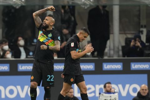 Οι Αρτούρο Βιδάλ και Αλέξις Σάντσες πανηγυρίζουν γκολ της Ίντερ κόντρα στην Ρόμα για το Κύπελλο Ιταλίας | 8 Φεβρουαρίου 2022