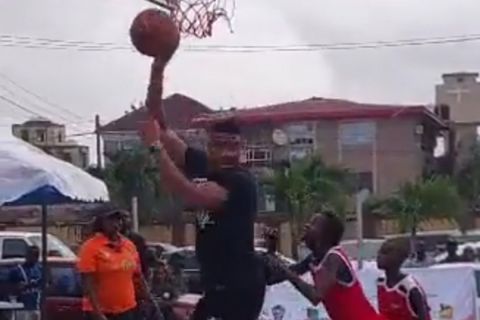 Ο Γιάννης Αντετοκούνμπο βρέθηκε στην Νιγηρία, έπαιξε μπάσκετ με παιδιά και έκανε... πόστερ ένα από αυτά 