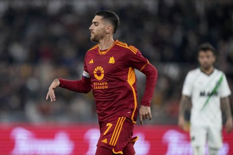 Ο Λορέντζο Πελεγκρίνι της Ρόμα πανηγυρίζει γκολ που σημείωσε κόντρα στη Σασουόλο για τη Serie A 2023-2024 στο "Ολίμπικο", Ρώμη | Κυριακή 17 Μαρτίου 2024