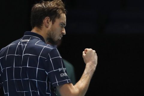 Ο Μεντβέντεφ πανηγυρίζει κερδισμένο πόντο στον τελικό των ATP Finals 2020