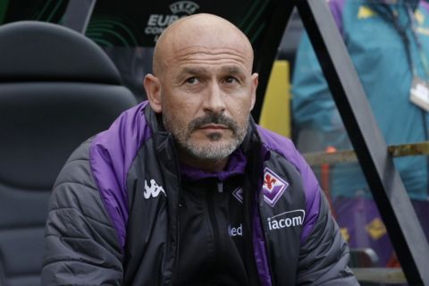 Fiorentina's head coach Vincenzo Italiano, right, during the Europa Conference League semi-final second leg soccer match between Club Brugge and Fiorentina at the Jan Breydel Stadium in Bruges, Belgium, Wednesday, May 8, 2024. (AP Photo/Omar Havana)