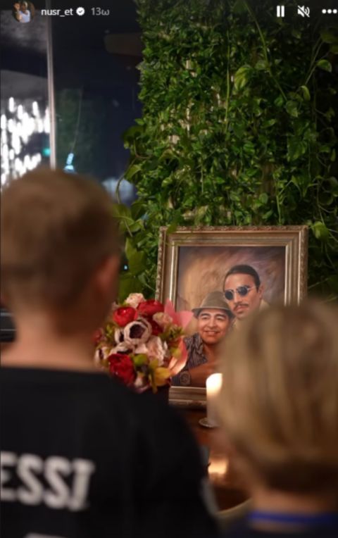 Ο Νουσρέτ έβαλε καντηλάκι και φωτογραφία του με τον Μαραντόνα σ' ένα μόνιμα κρατημένο τραπέζι
